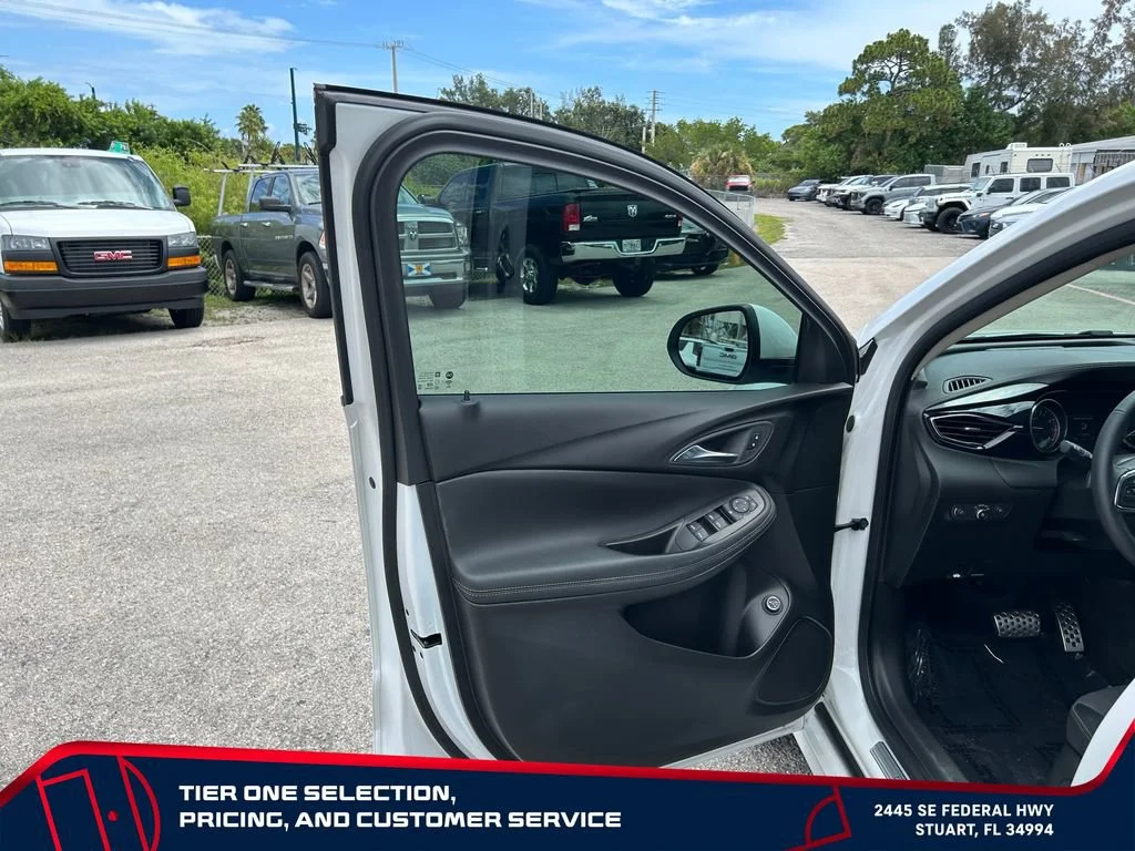 Used 2023 White Frost Tricoat Buick Select image 11