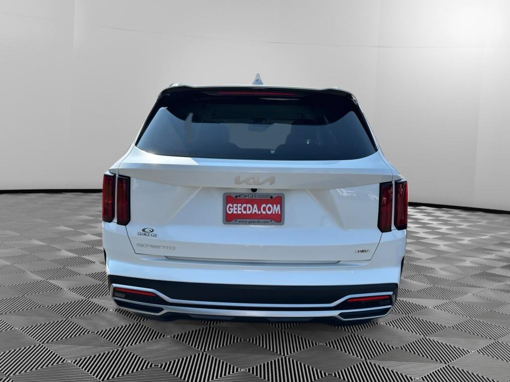 Used 2023 Snow White Pearl Kia SX Prestige image 4