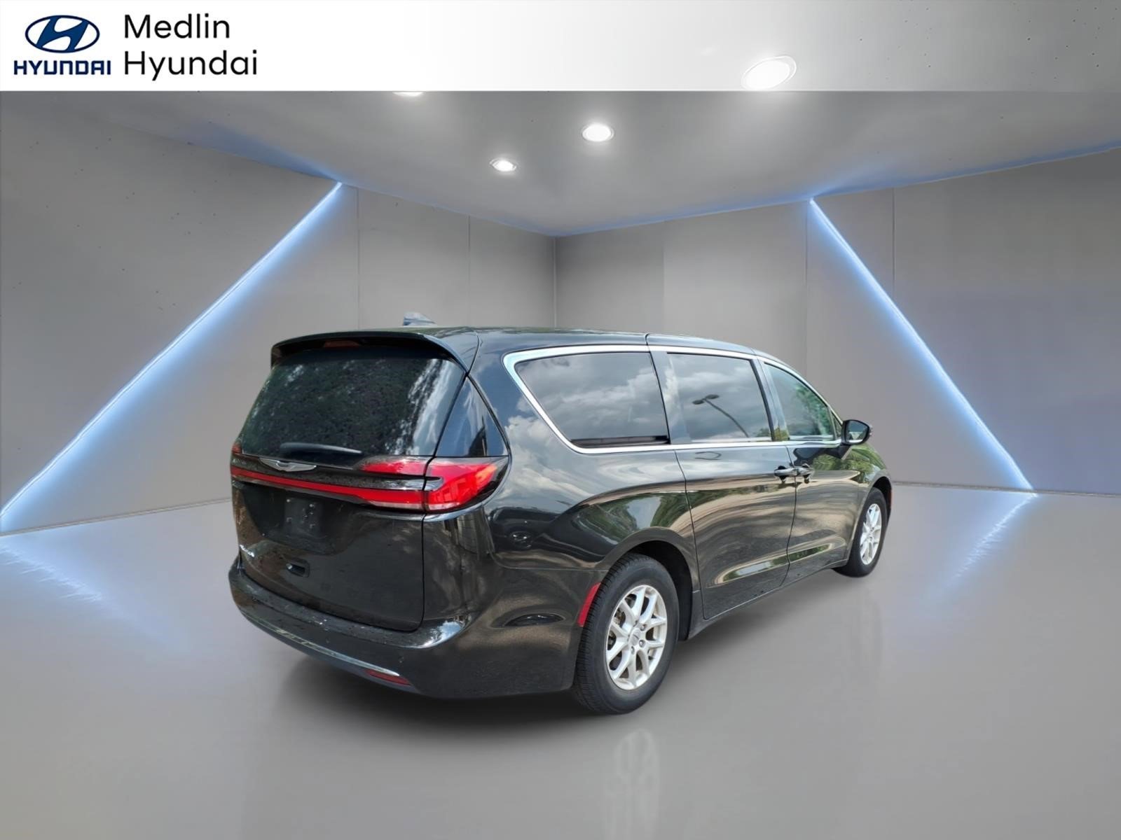 Used 2023 Brilliant Black Crystal Pearlcoat Chrysler Touring L image 3