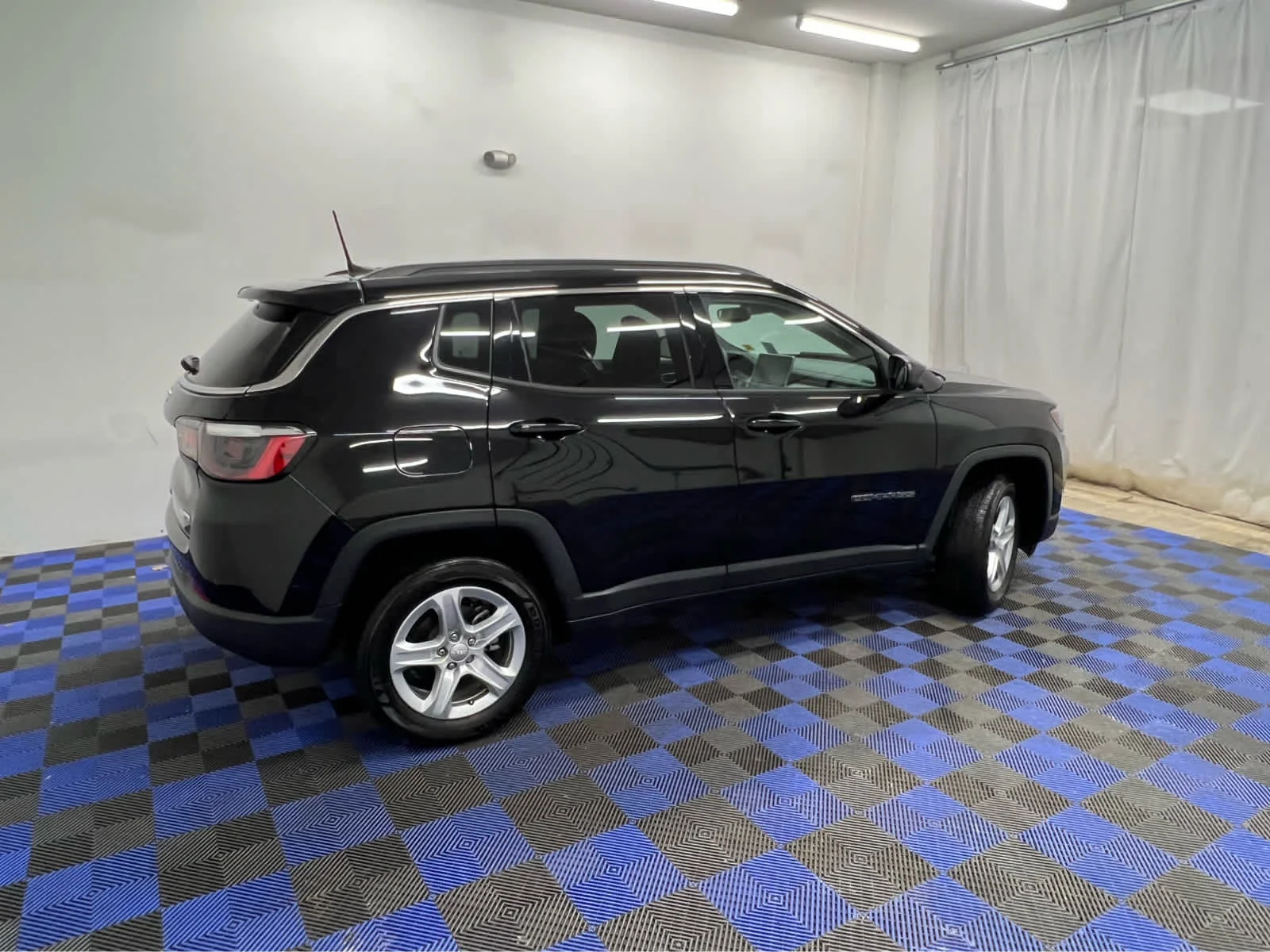 Used 2024 Diamond Black Crystal Pearlcoat Jeep Latitude image 12