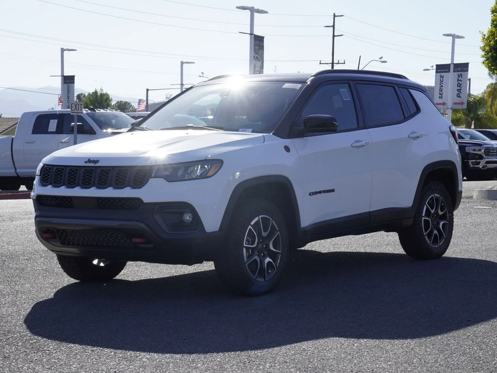 New 2026 Bright White Clear-Coat Exterior Paint Jeep Trailhawk image 7