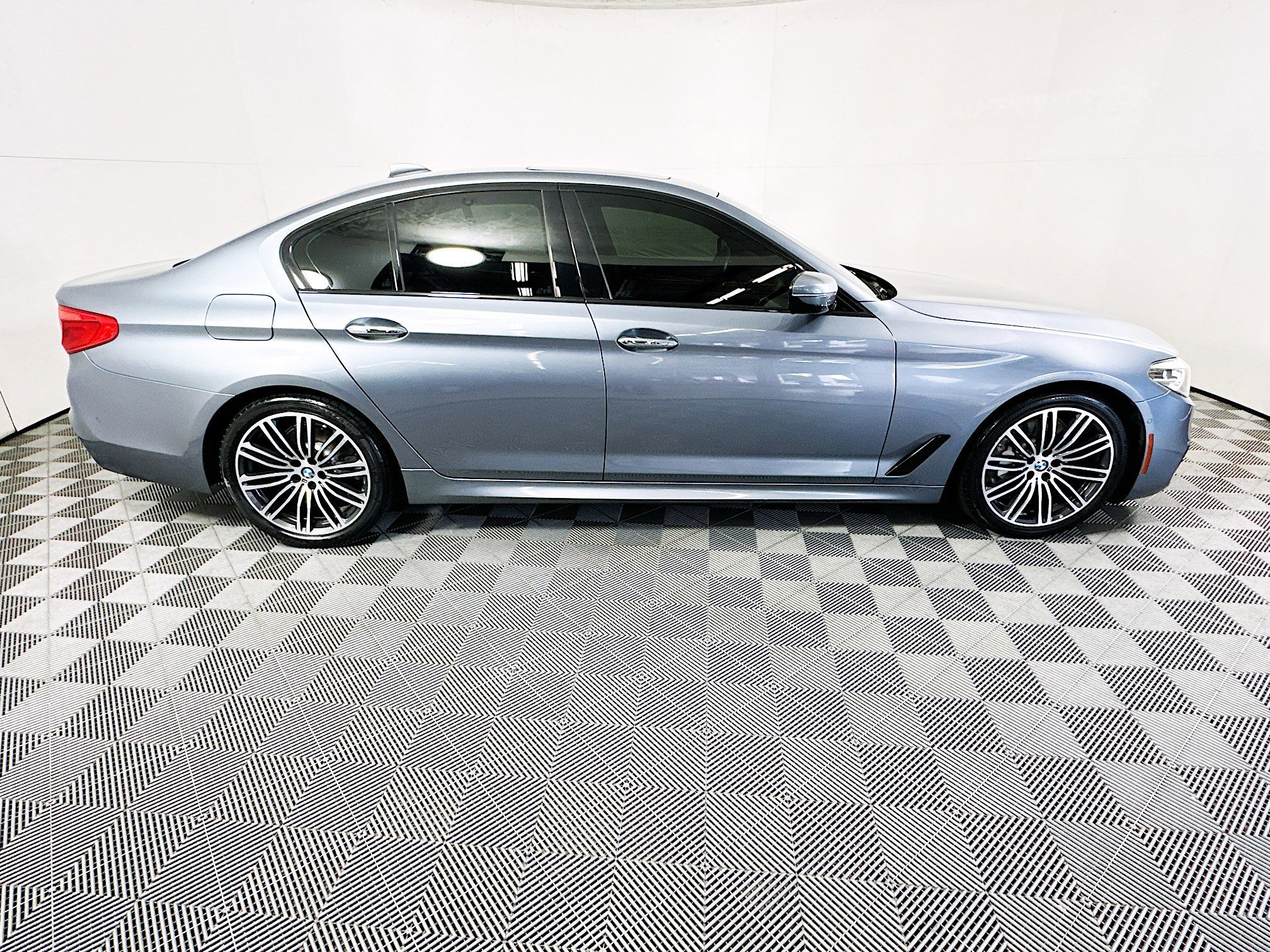 2017 BMW 5 thumbnail 5