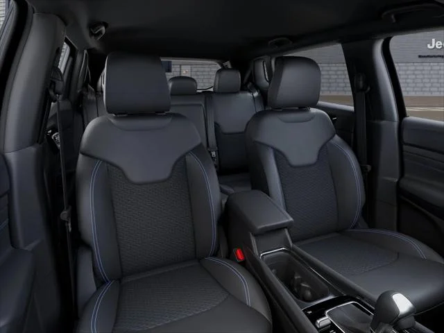 New 2026 Hydro Blue Pearl-Coat Exterior Paint Jeep Latitude image 42