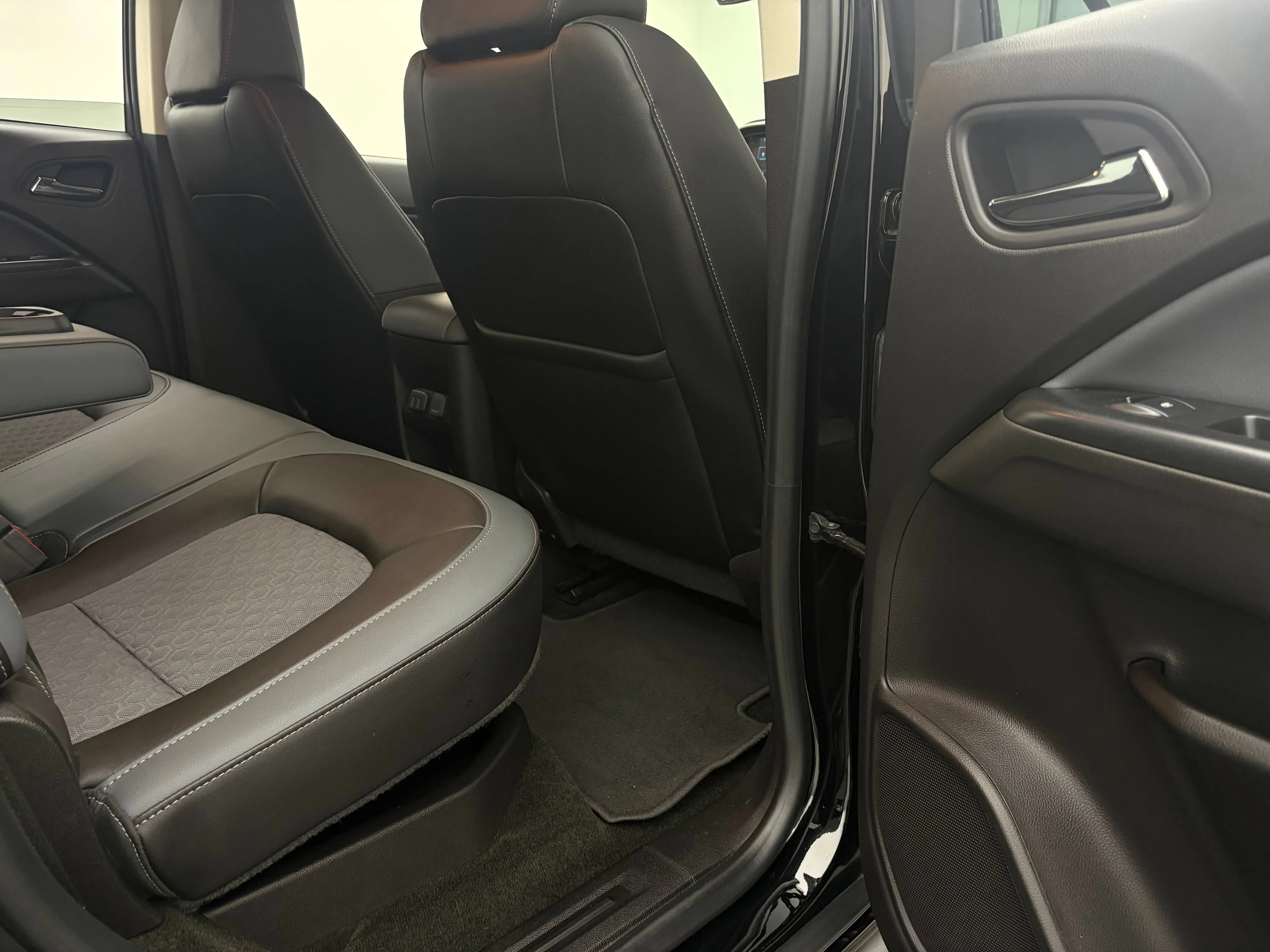 Used 2018 BLACK Chevrolet 4WD Z71 image 34