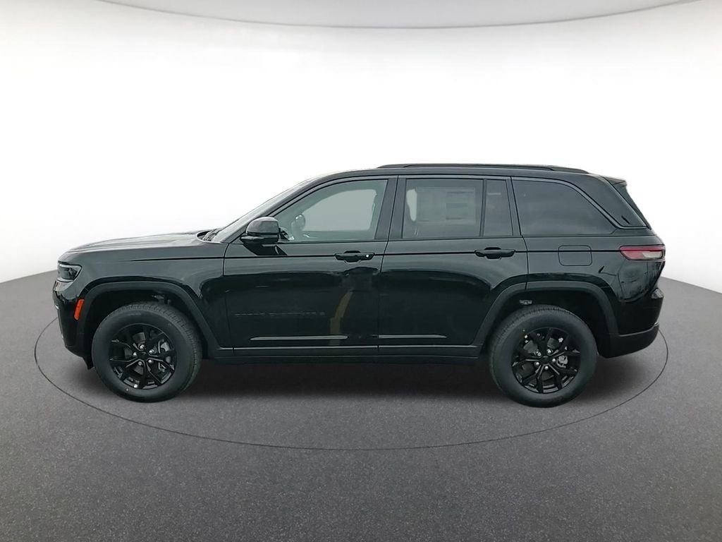 New 2026 Diamond Black Crystal Pearlcoat Jeep Altitude image 8
