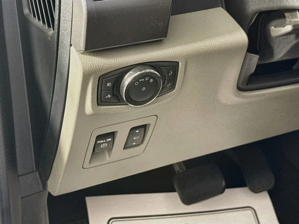 Used 2020 Magnetic Metallic Ford XLT image 10