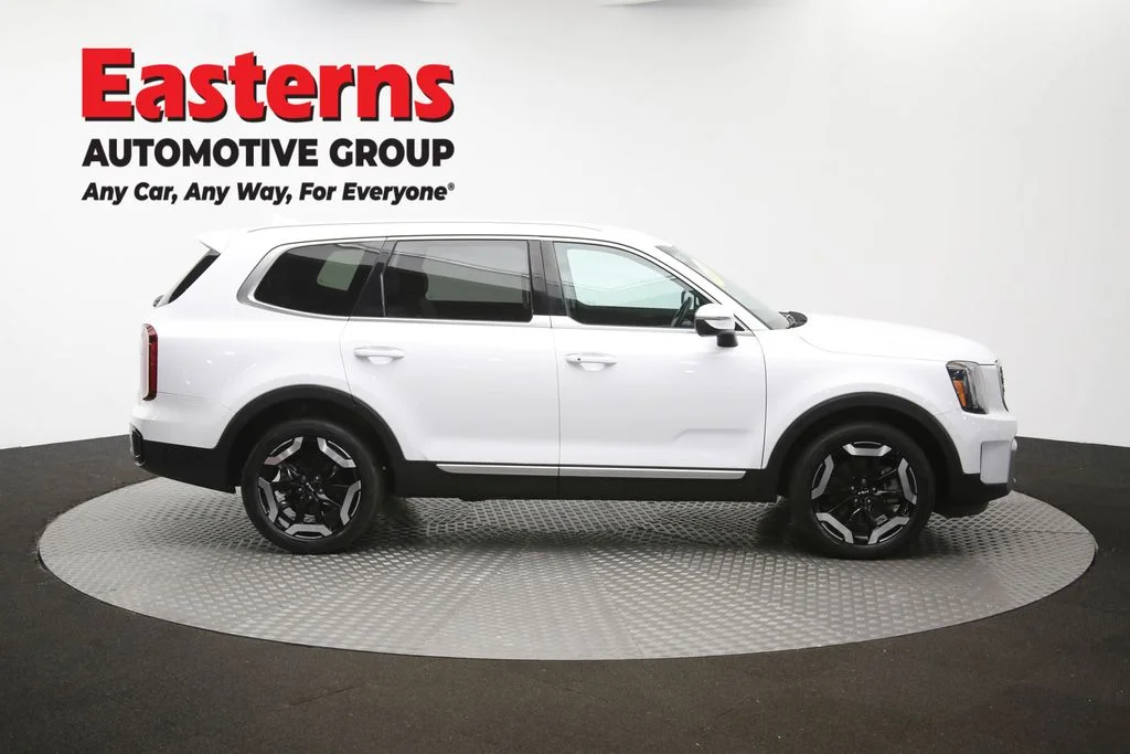 Used 2023 White Kia S image 47