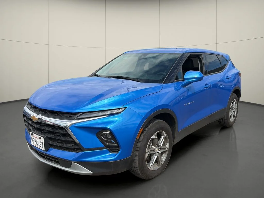 Used 2025 Blue Chevrolet LT image 3
