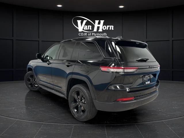 Certified Used 2024 Diamond Black Crystal Pearlcoat Jeep Limited image 5