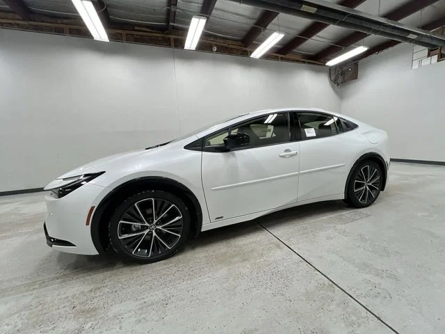 New 2026 Wind Chill Pearl <sup>1</sup> Toyota  XLE AWD image 5