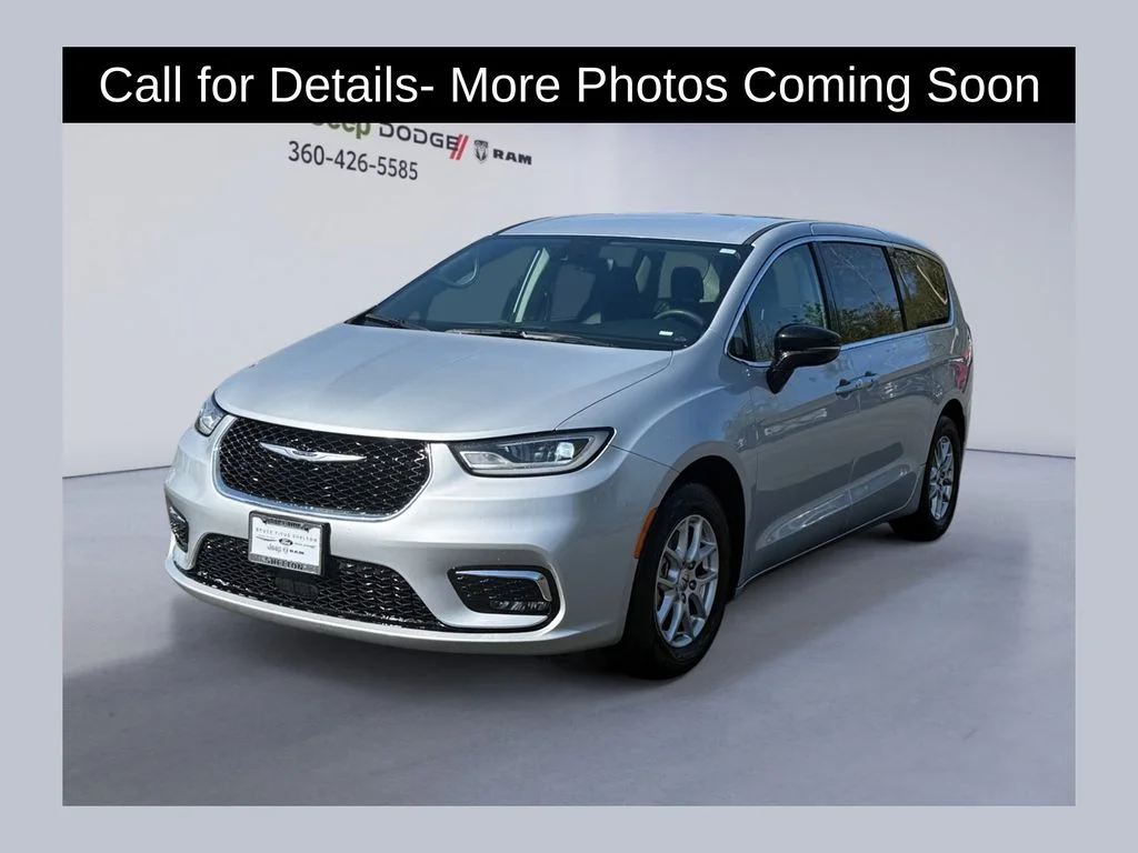 2024 Chrysler Pacifica Touring L's photo