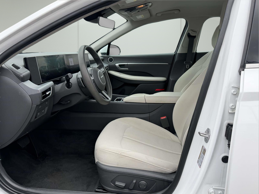 Used 2024 White Hyundai SEL image 15