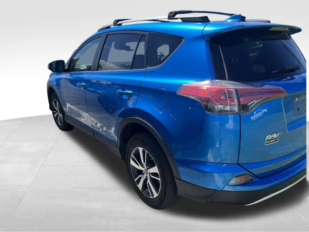 Used 2018 Blue Toyota XLE image 17