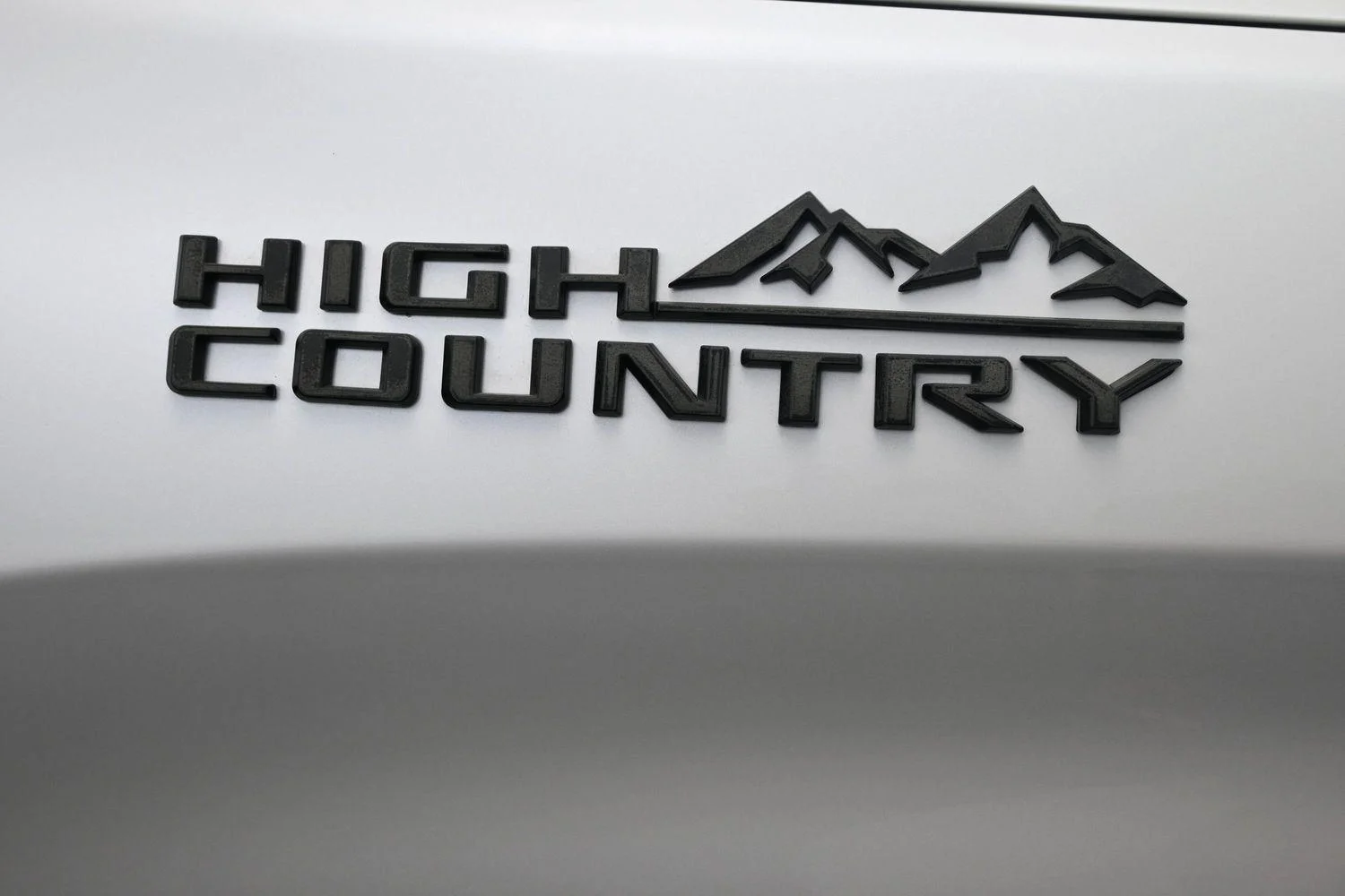 Used 2023 Iridescent Pearl Tricoat Chevrolet High Country image 7