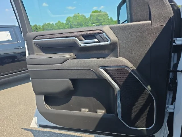 Used 2025 White Chevrolet LT image 28