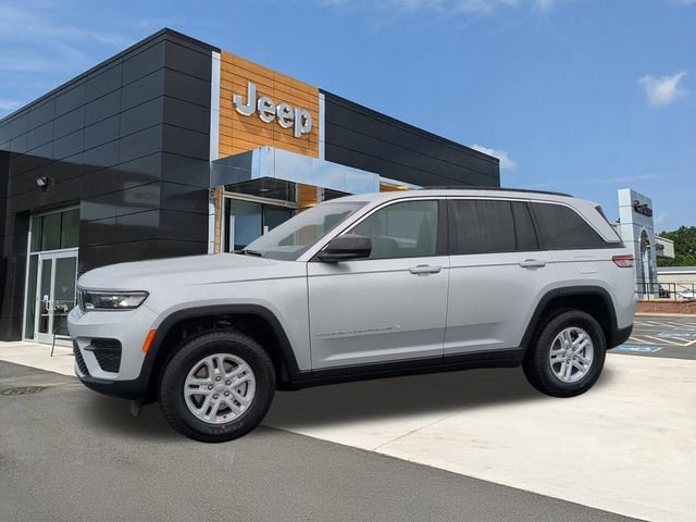 New 2025 Silver Zynith Exterior Paint Jeep Laredo image 4
