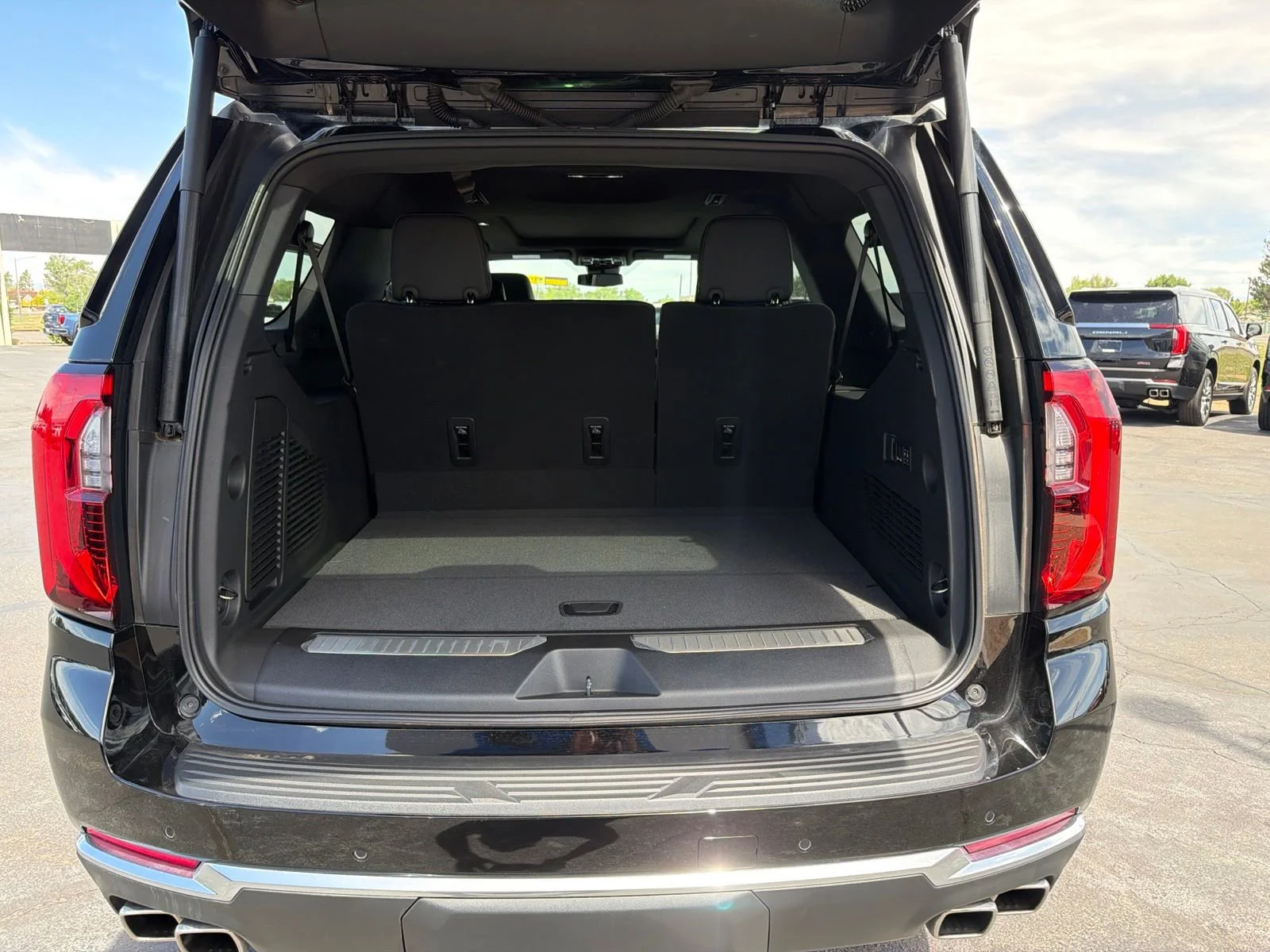 2026 GMC Yukon XL Denali - Photo 28
