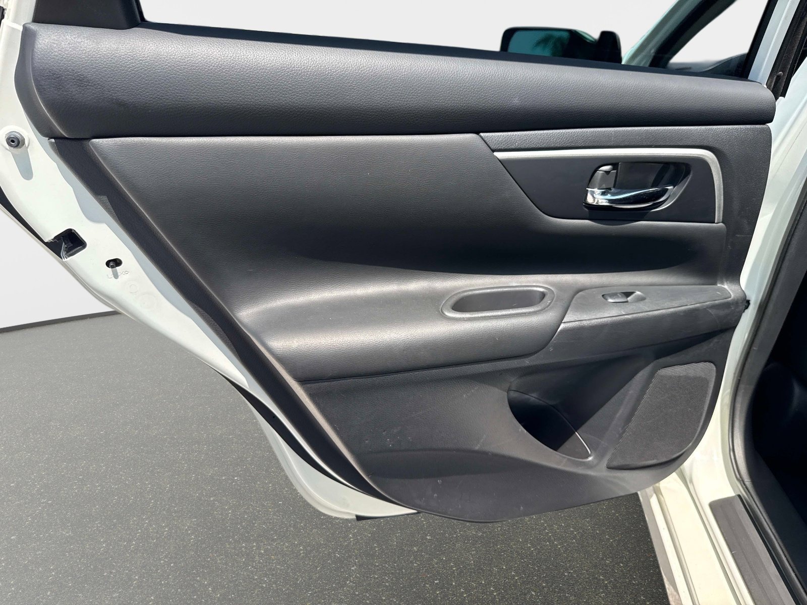 Used 2018 Pearl White Nissan 2.5 SR image 10