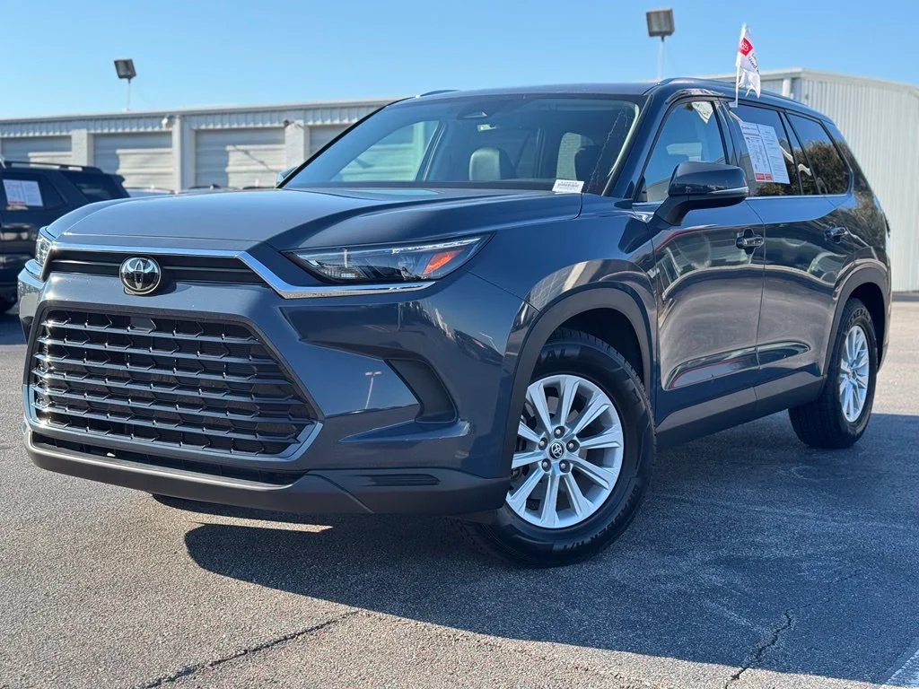 Used 2024 White Toyota XLE image 6