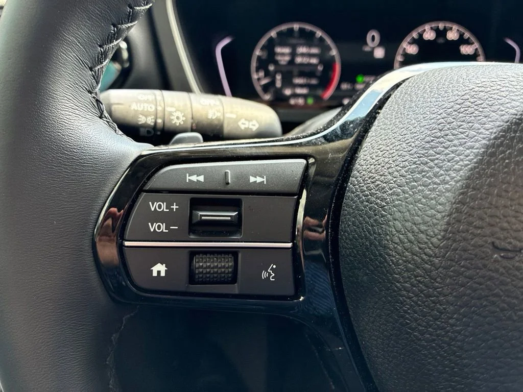 Used 2025 White Honda Touring image 17