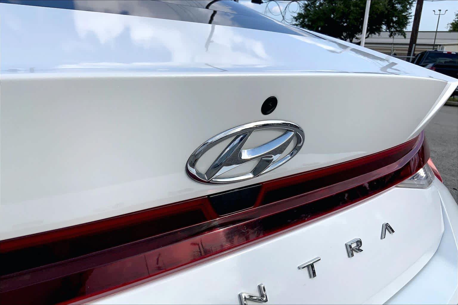 Used 2021 Quartz White Hyundai SE image 10