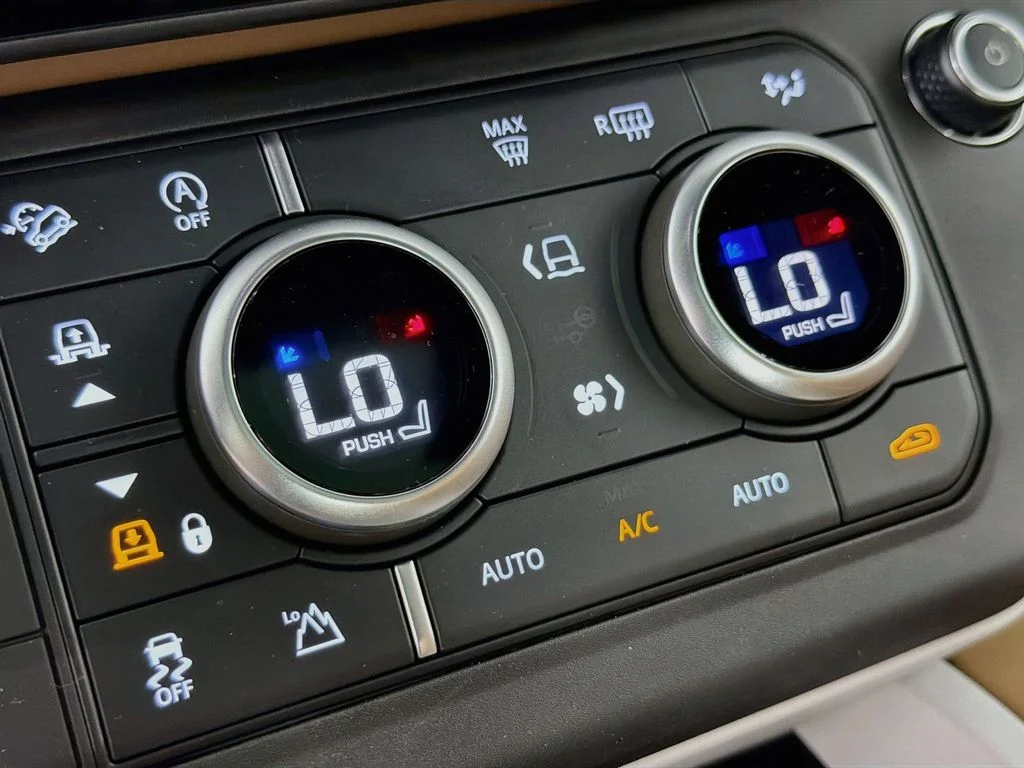 New 2026 Fuji White Land Rover X-Dynamic SE image 16