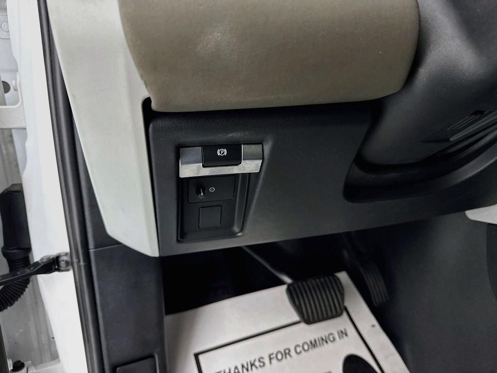 Used 2023 White Land Rover SE image 10