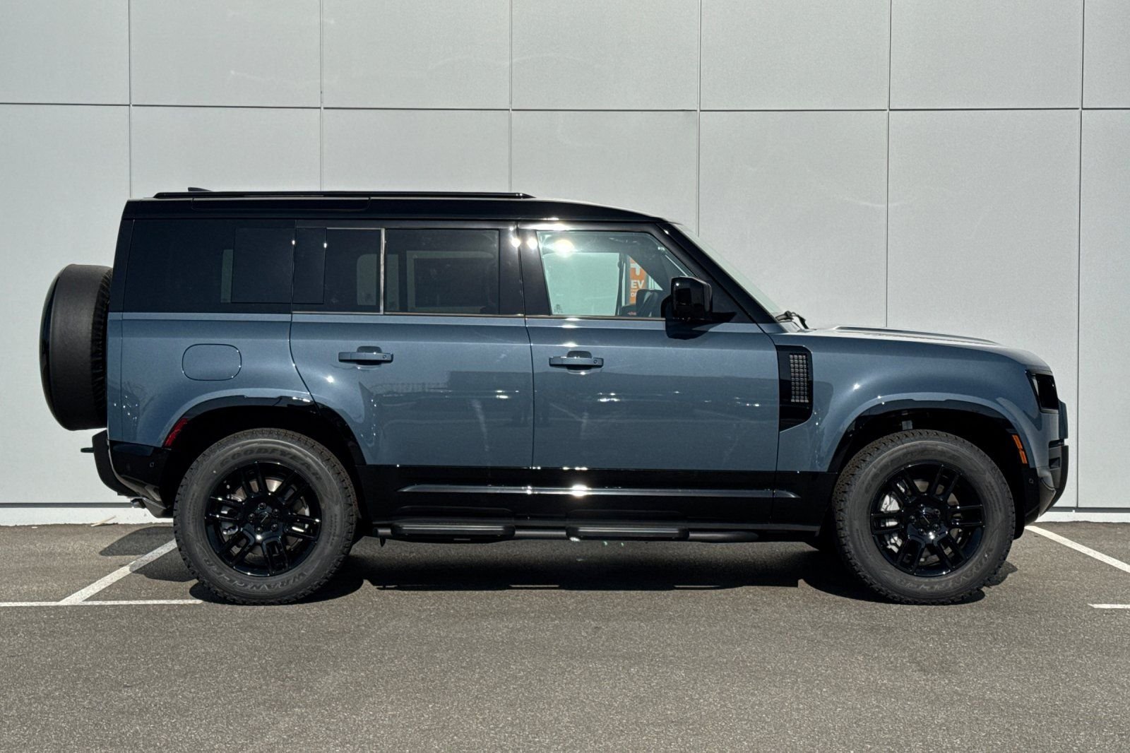 New 2026 Tasman Blue LAND ROVER X-Dynamic SE image 6