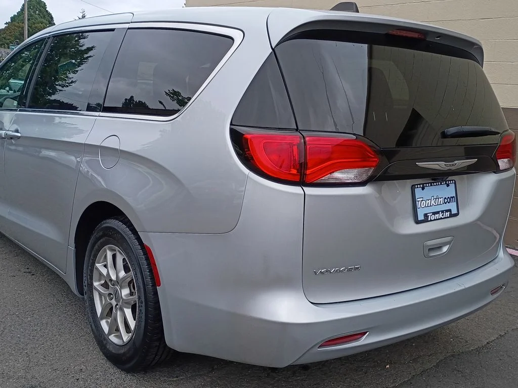 Used 2024 Silver Mist Clearcoat Chrysler LX image 6