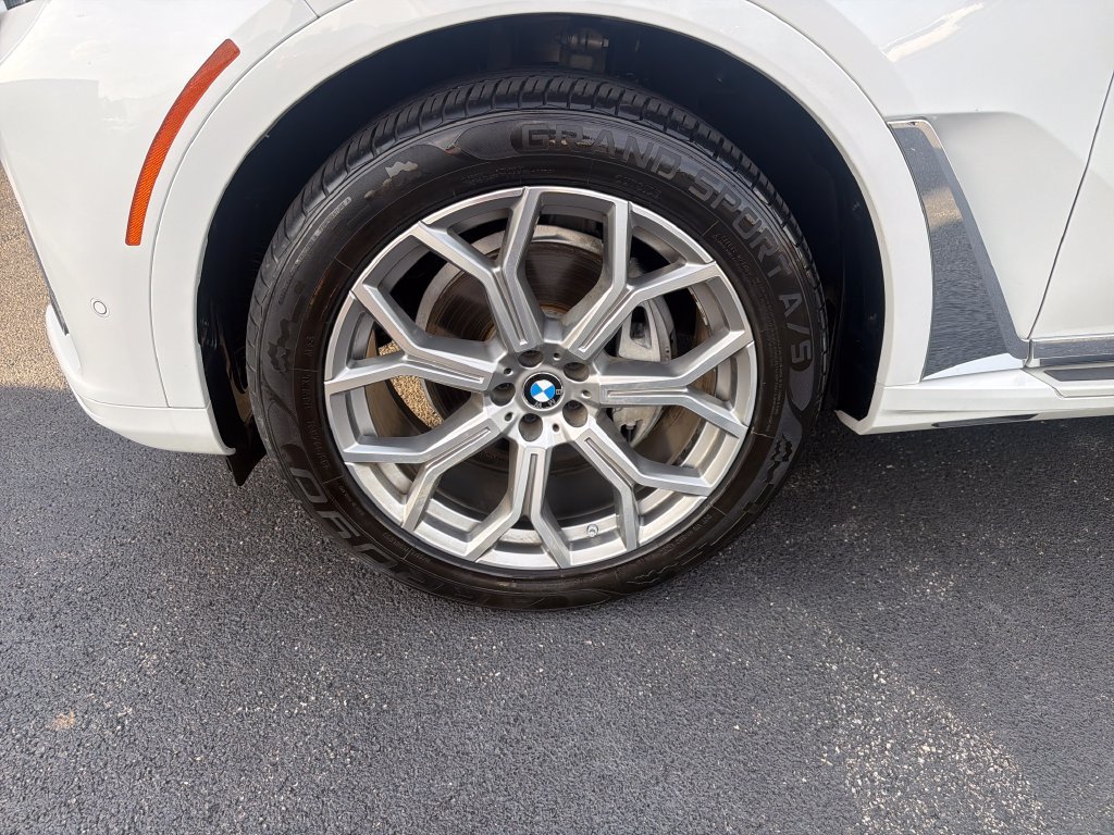 Used 2020 White BMW xDrive40i image 9