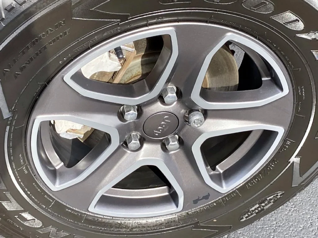 Used 2019 Gray Clearcoat Jeep Sport S image 27
