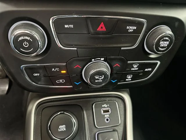 Used 2021 Silver Jeep Latitude image 17