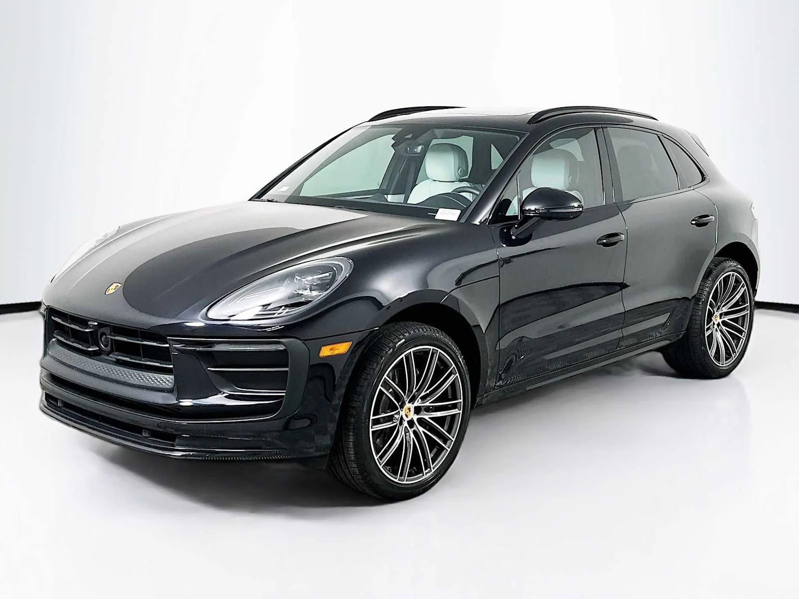 2025 Porsche Macan's photo