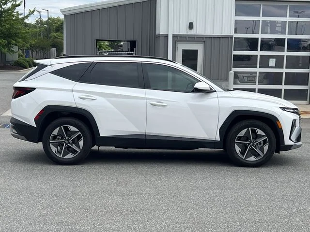 Used 2025 White Hyundai SEL image 14