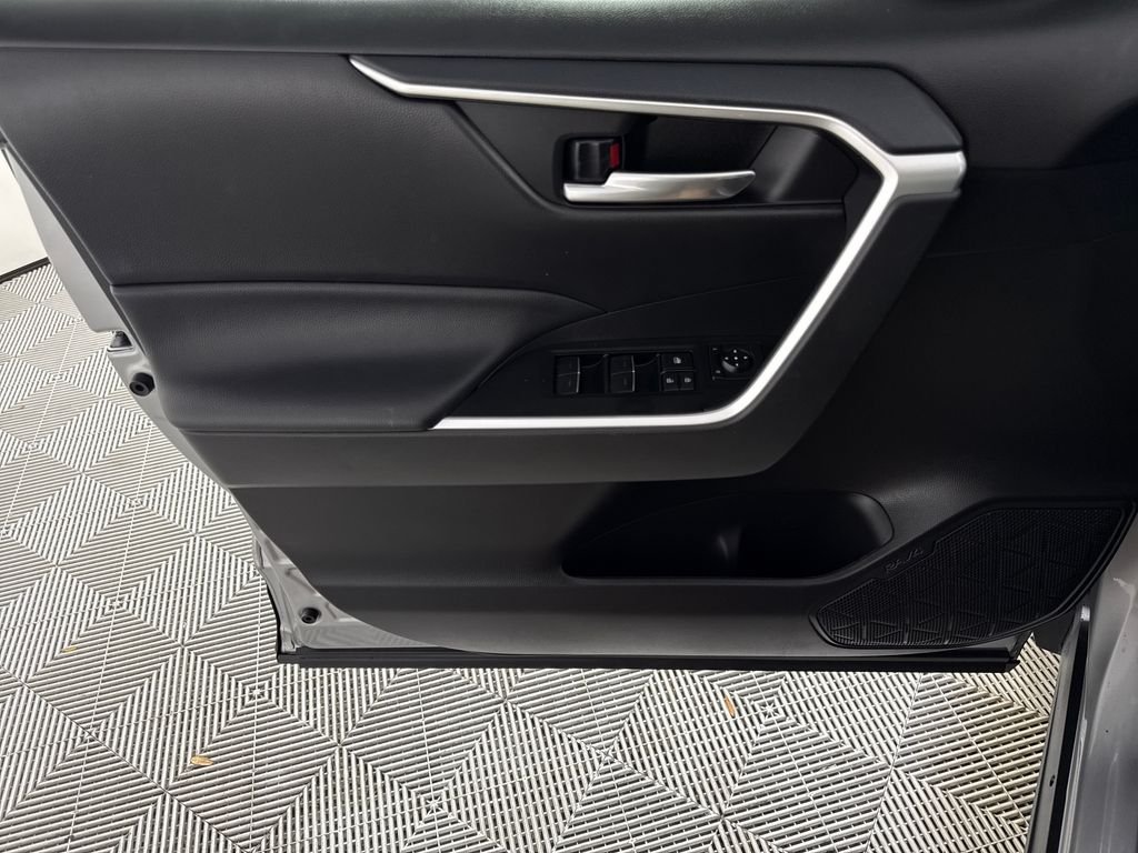 2025 Toyota RAV4 XLE - Photo 10