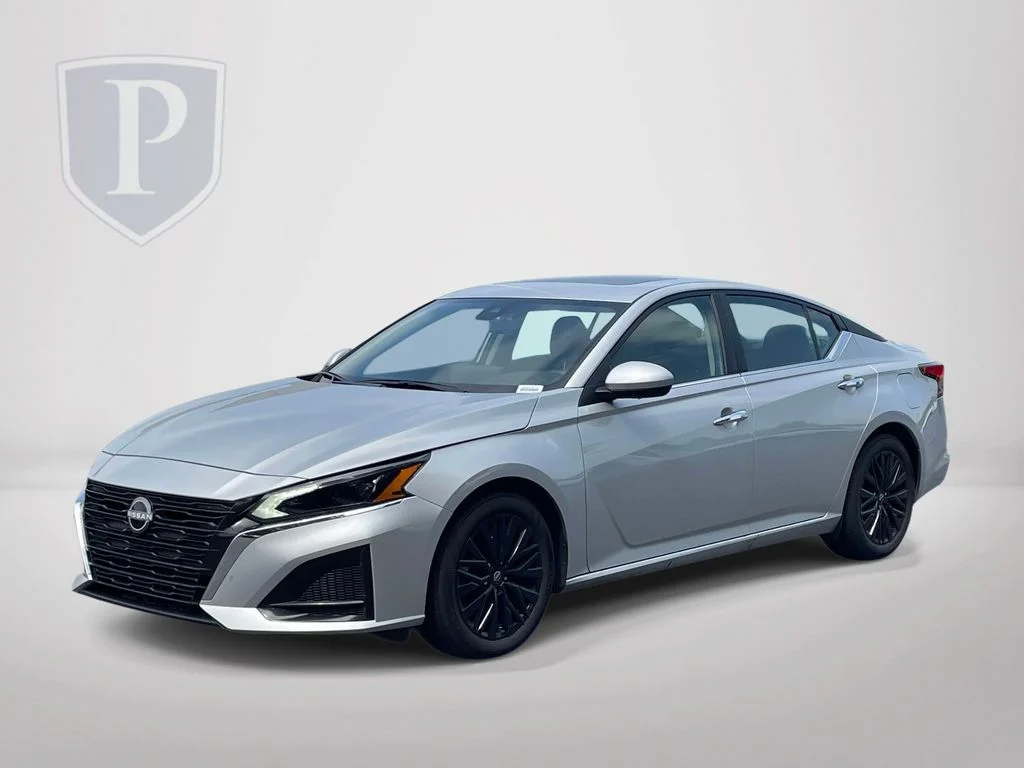 Used 2025 Silver Nissan 2.5 SV image 4