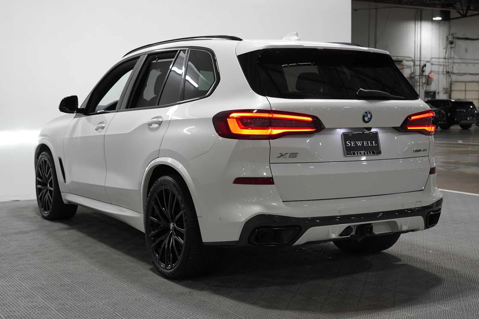 Certified Used 2022 Mineral White Metallic BMW xDrive40i image 6