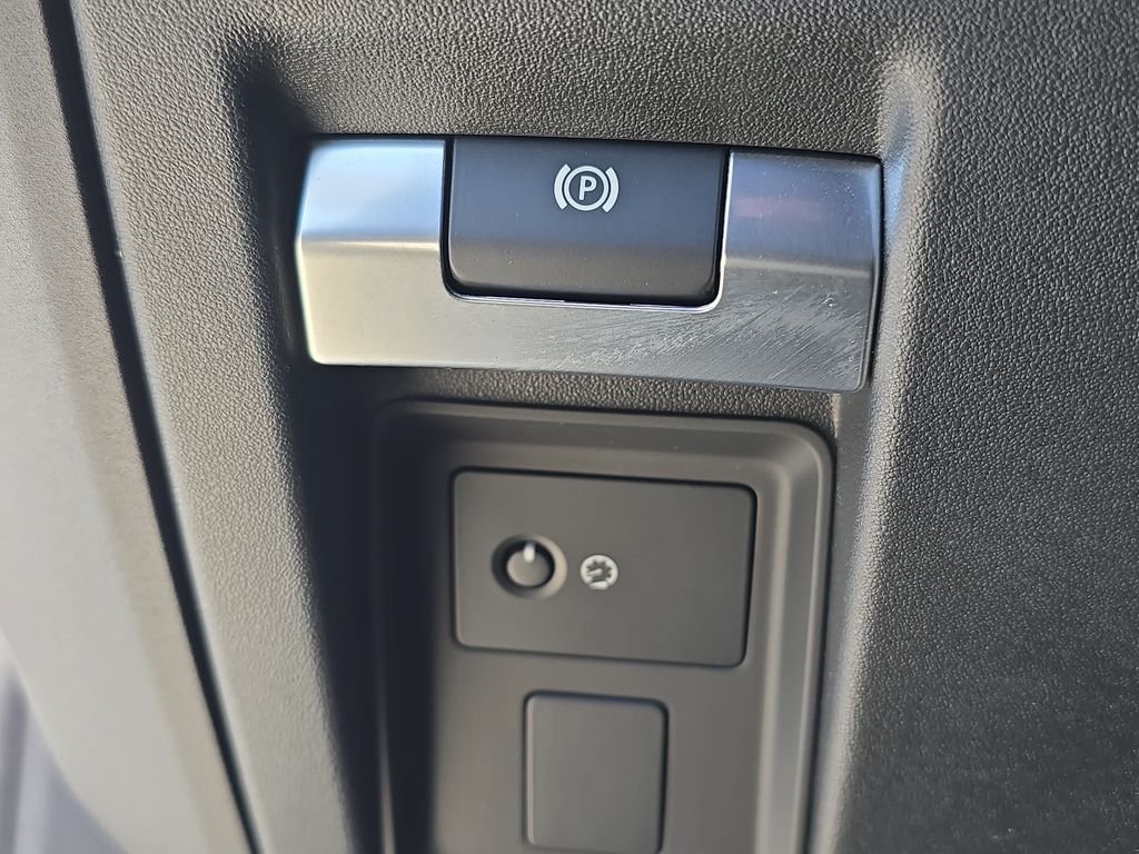 Used 2022 Yulong White Metallic Land Rover V8 image 30