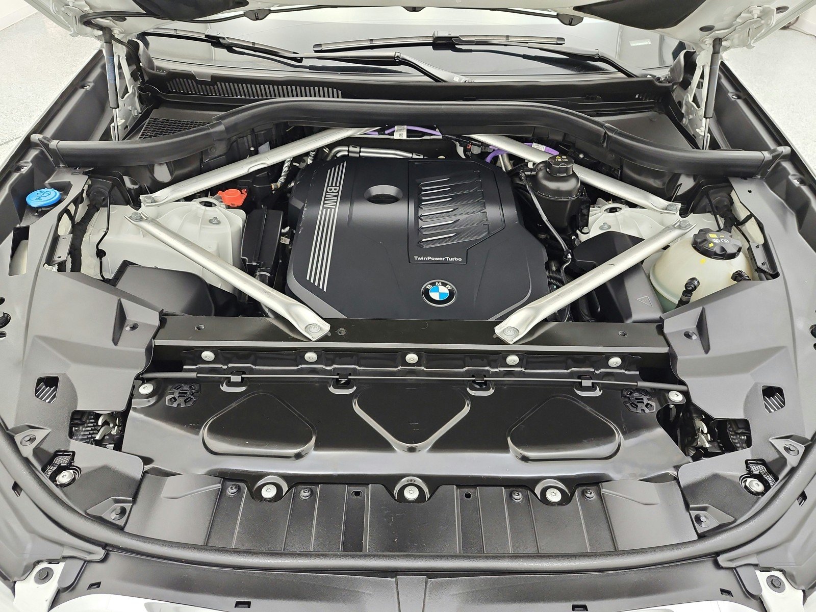 Used 2023 Alpine White BMW sDrive40i Sports Activity Vehicle image 17