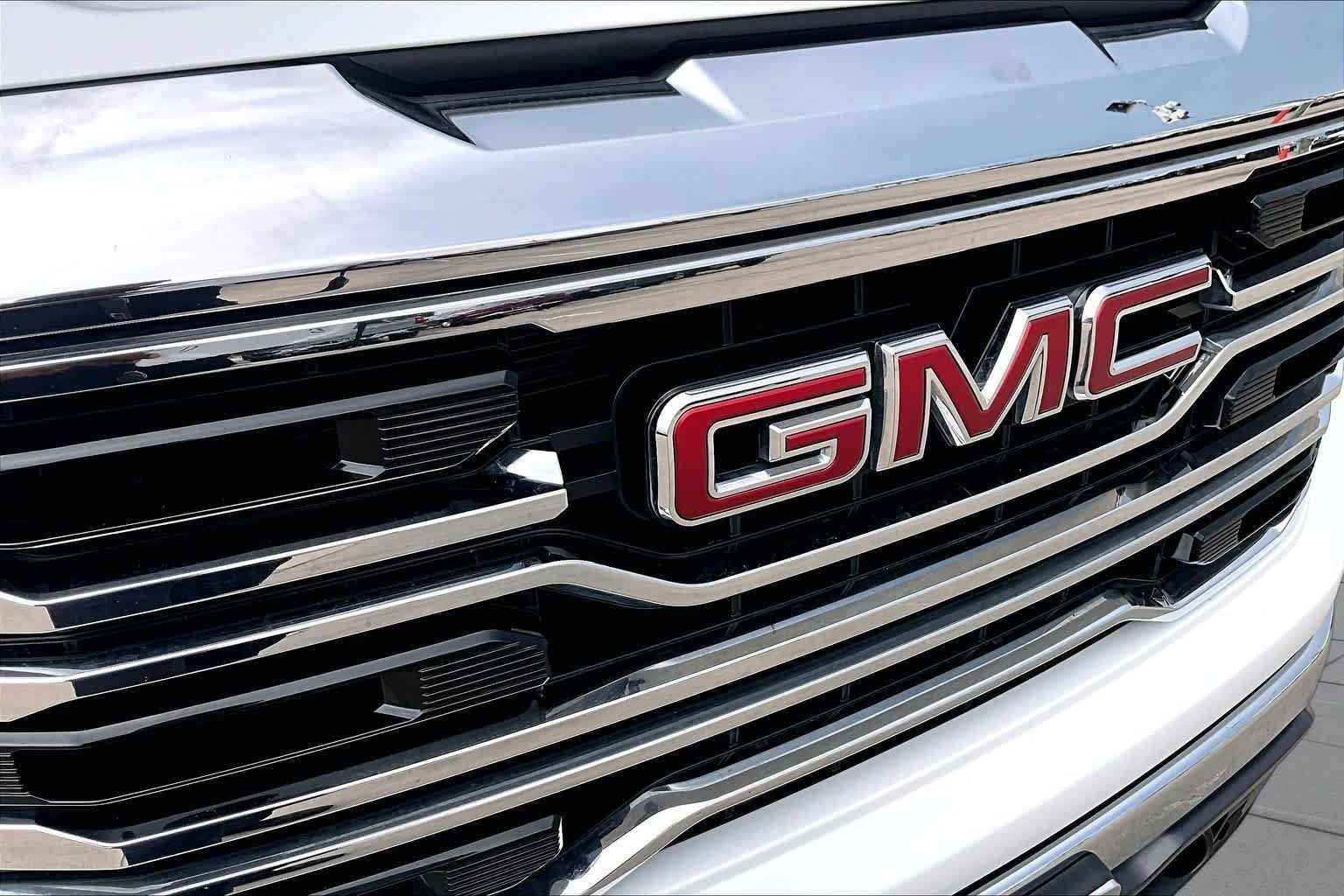 Used 2026 Summit White GMC SLT image 30