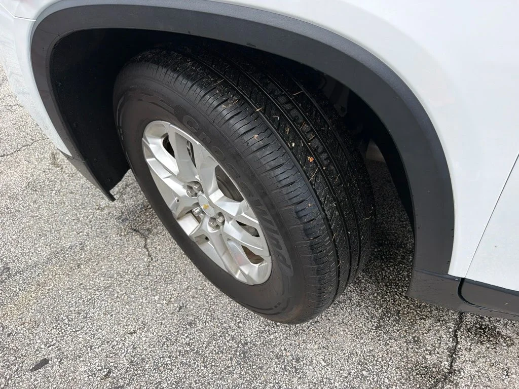 Used 2021 Summit White Chevrolet LS image 9
