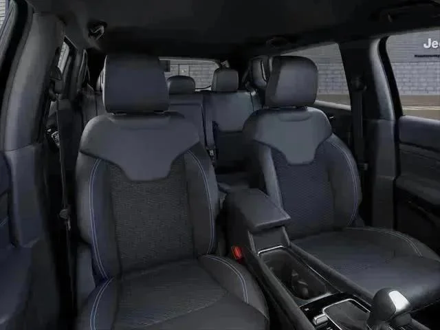 New 2026 Diamond Black Crystal Pearlcoat Jeep Latitude image 33
