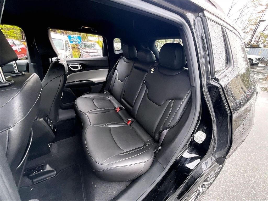 Used 2025 Diamond Black Crystal Pearlcoat Jeep Limited image 15