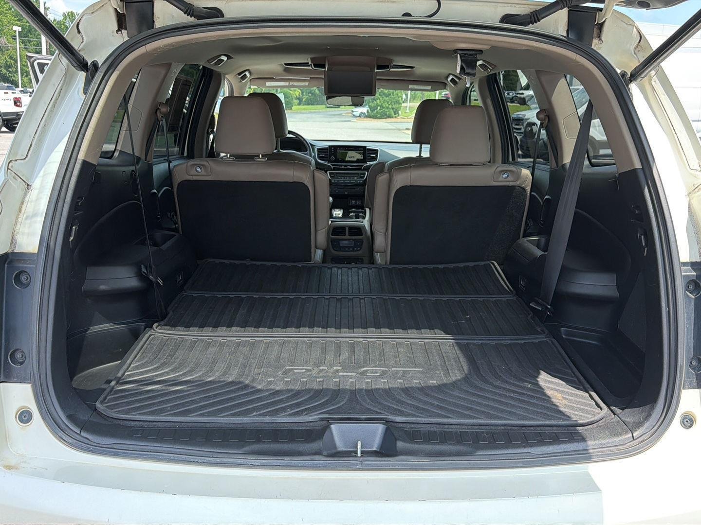 Used 2019 White Diamond Pearl Honda Touring w/Rear Captain