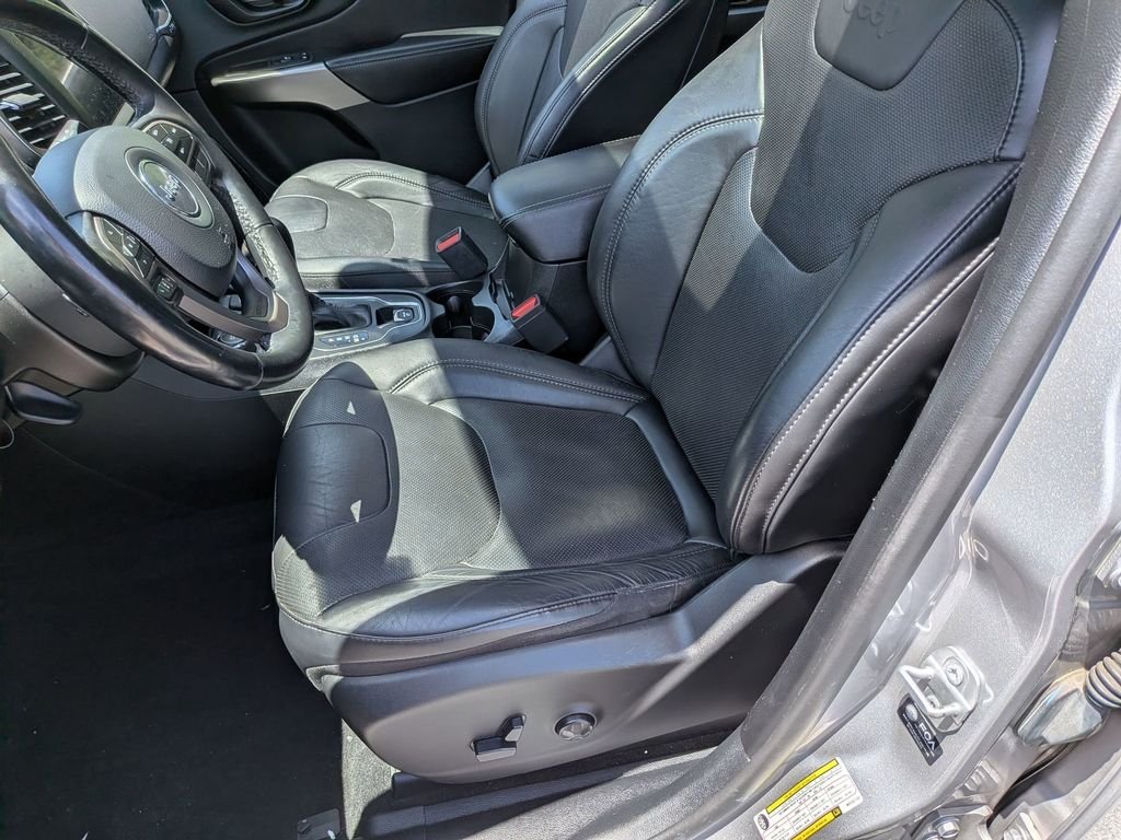 Used 2021 Silver Jeep Latitude Lux image 23