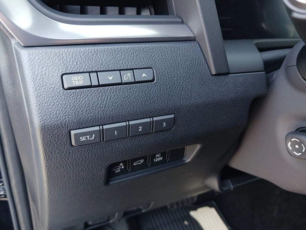 Used 2025  Lexus 550 Luxury image 37