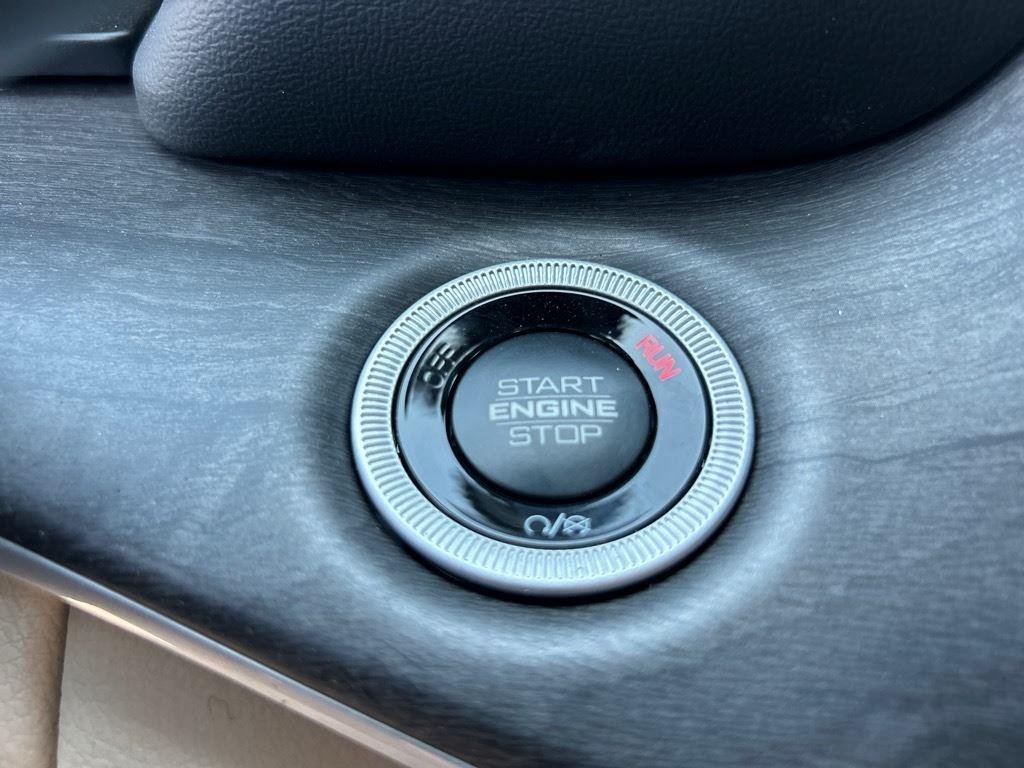 Used 2024 Rocky Mountain Pearlcoat Jeep  image 18