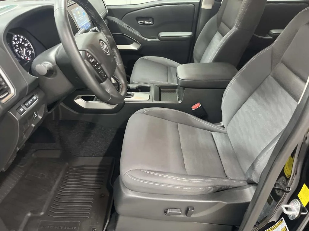 Used 2024 Super Black Nissan SV Crew Cab Hardbody Package image 11