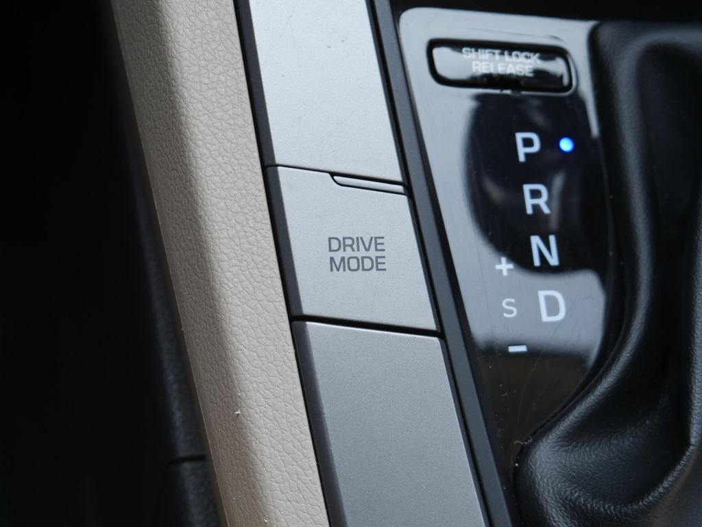 Used 2019 Red Hyundai SE image 22