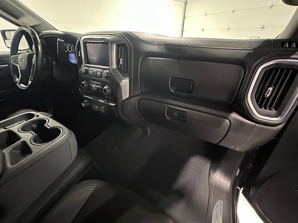 Used 2019 BLACK Chevrolet RST image 29
